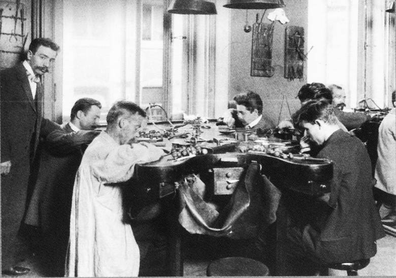 Иллюстрация к книге — Петербургские ювелиры XIX – начала XX в. Династии знаменитых мастеров императорской России [i_045.jpg]