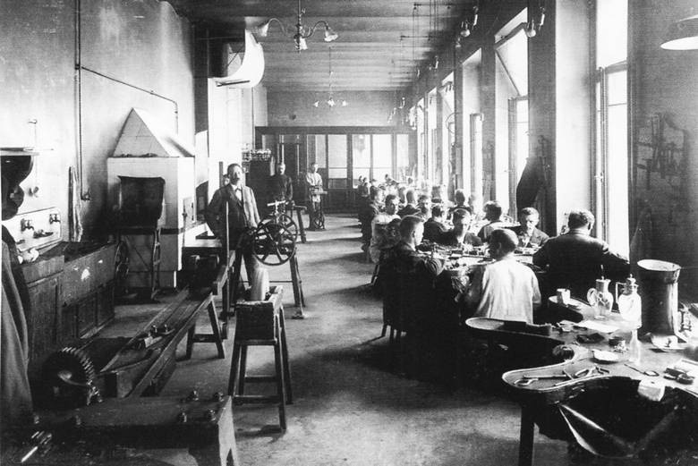 Иллюстрация к книге — Петербургские ювелиры XIX – начала XX в. Династии знаменитых мастеров императорской России [i_046.jpg]