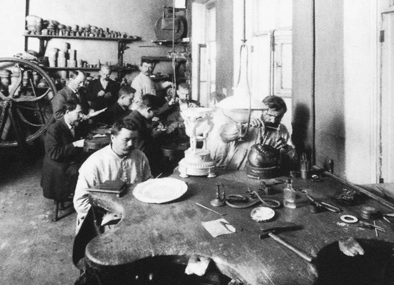 Иллюстрация к книге — Петербургские ювелиры XIX – начала XX в. Династии знаменитых мастеров императорской России [i_052.jpg]