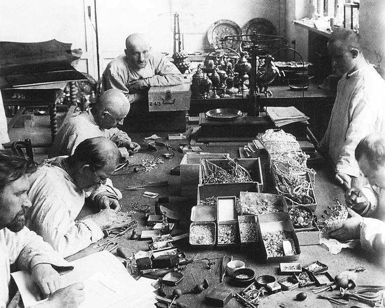 Иллюстрация к книге — Петербургские ювелиры XIX – начала XX в. Династии знаменитых мастеров императорской России [i_059.jpg]