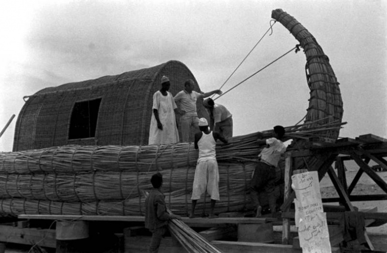 Иллюстрация к книге — С Хейердалом через Атлантику. О силе духа в диких условиях [i_006.jpg]