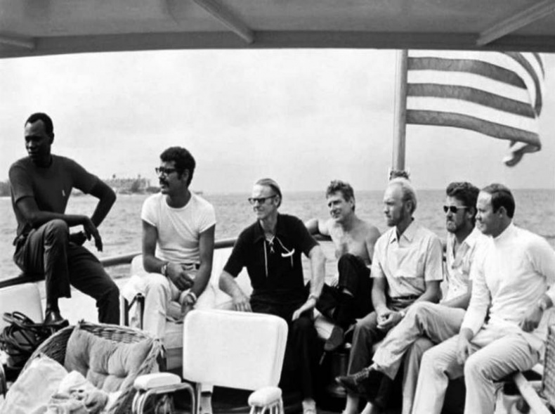 Иллюстрация к книге — С Хейердалом через Атлантику. О силе духа в диких условиях [i_015.jpg]