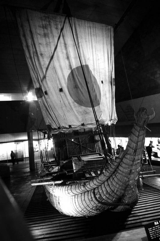 Иллюстрация к книге — С Хейердалом через Атлантику. О силе духа в диких условиях [i_029.jpg]