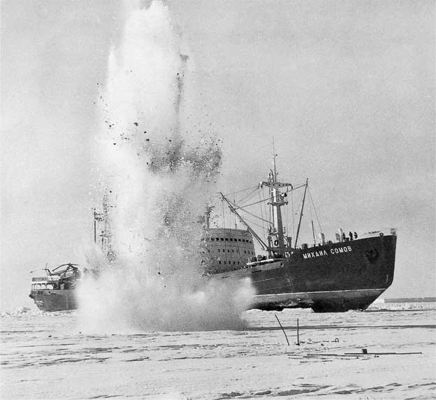 Иллюстрация к книге — Ледокол. Подлинная история "Михаила Сомова" [i_011.jpg]