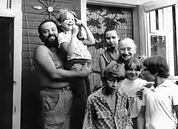 Иллюстрация к книге — Цветочки Александра Меня [i_028.jpg]