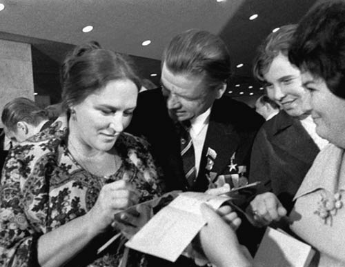 Иллюстрация к книге — Нонна Мордюкова и Вячеслав Тихонов. Как казачка Штирлица любила [_82.jpg]