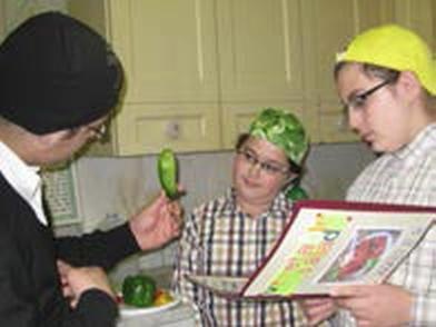 Иллюстрация к книге — Мост через пропасть. Создание тематических фотокнижек: творческий союз особого ребёнка и его окружения [_144_1.jpg]