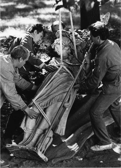 Иллюстрация к книге — Ладья темных странствий. Избранная проза [i_022.jpg]