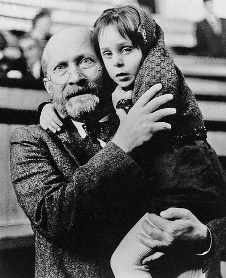 Иллюстрация к книге — Воспитательные моменты. Как любить ребенка. Оставьте меня детям (Педагогические записи) [i_029.jpg]