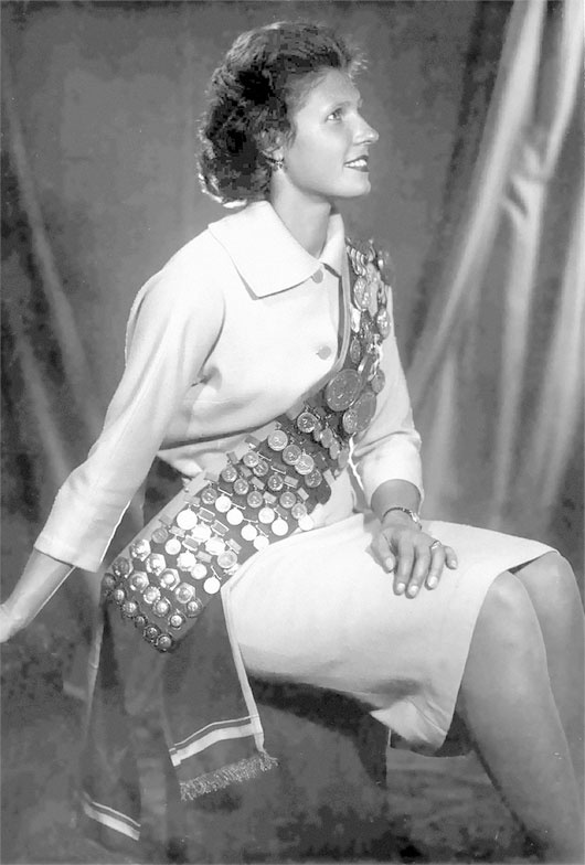 Иллюстрация к книге — Инга Артамонова. Смерть на взлете. Яркая жизнь и трагическая гибель четырехкратной чемпионки мира [i_001.jpg]