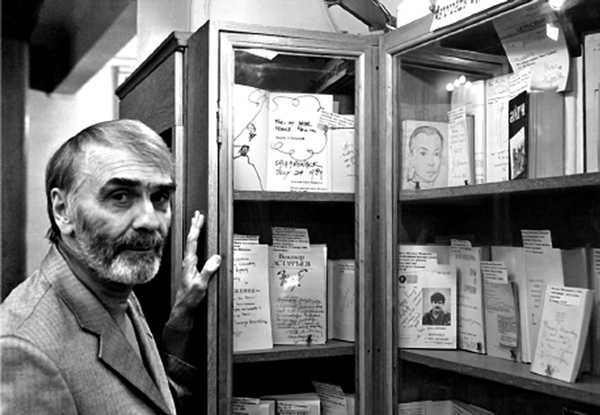 Иллюстрация к книге — Мой друг – Евгений Евтушенко. Когда поэзия собирала стадионы… [i_006.jpg]