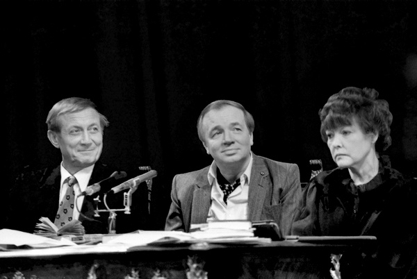 Иллюстрация к книге — Мой друг – Евгений Евтушенко. Когда поэзия собирала стадионы… [i_020.jpg]