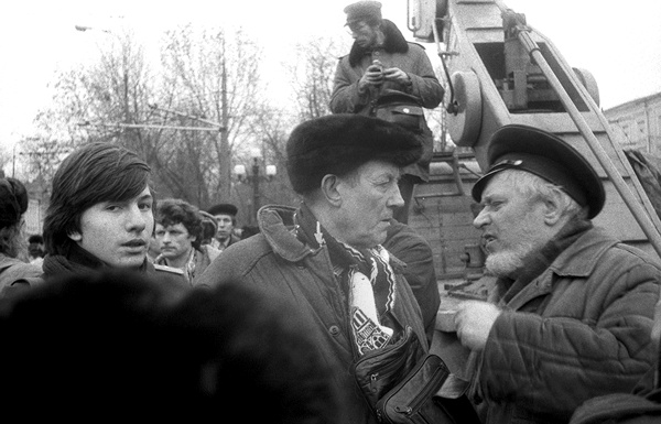 Иллюстрация к книге — Мой друг – Евгений Евтушенко. Когда поэзия собирала стадионы… [i_030.jpg]