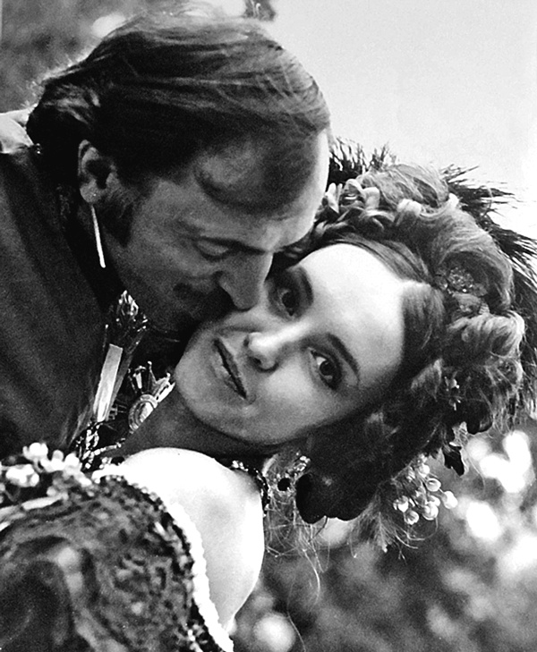 Иллюстрация к книге — Анна Самохина. Роковая женщина советского кино [i_029.jpg]