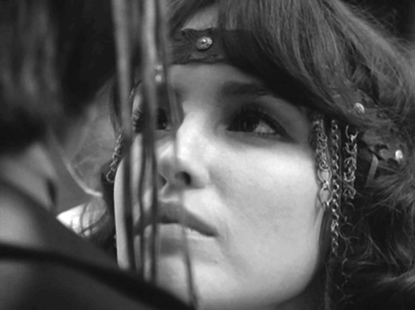 Иллюстрация к книге — Анна Самохина. Роковая женщина советского кино [i_030.jpg]