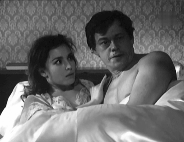 Иллюстрация к книге — Анна Самохина. Роковая женщина советского кино [i_043.jpg]