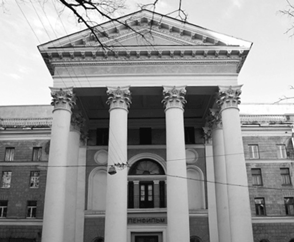 Иллюстрация к книге — Анна Самохина. Роковая женщина советского кино [i_054.jpg]