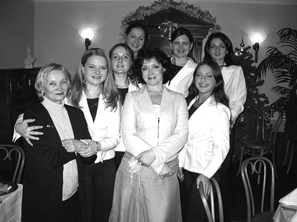 Иллюстрация к книге — Анна Самохина. Роковая женщина советского кино [i_064.jpg]