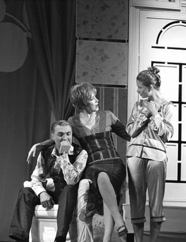 Иллюстрация к книге — Анна Самохина. Роковая женщина советского кино [i_108.jpg]