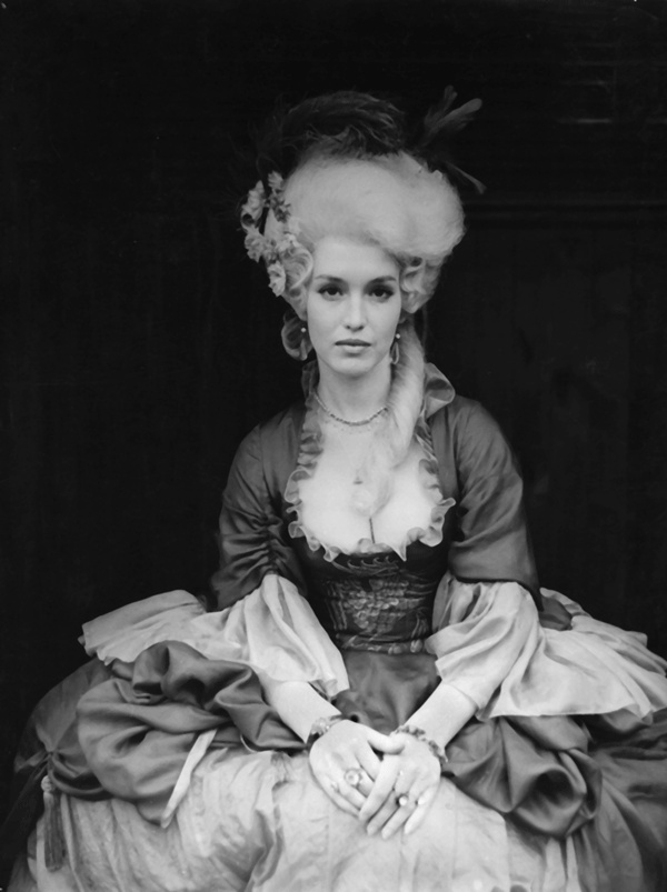 Иллюстрация к книге — Анна Самохина. Роковая женщина советского кино [i_123.jpg]