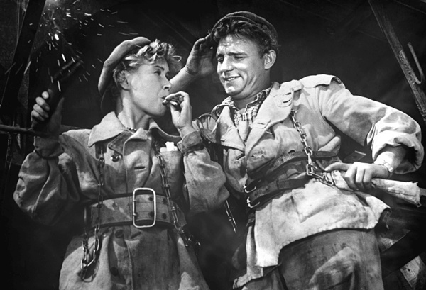 Иллюстрация к книге — Алла Ларионова и Николай Рыбников. Любовь на Заречной улице [i_019.jpg]