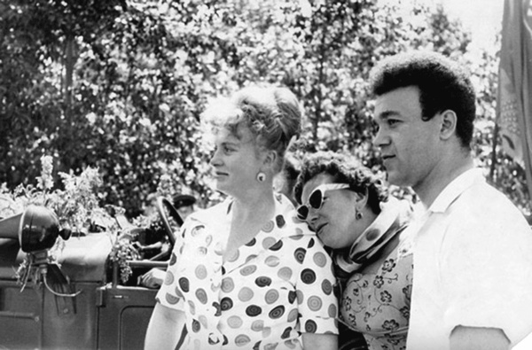 Иллюстрация к книге — Алла Ларионова и Николай Рыбников. Любовь на Заречной улице [i_021.jpg]