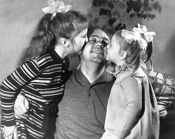 Иллюстрация к книге — Алла Ларионова и Николай Рыбников. Любовь на Заречной улице [i_025.jpg]