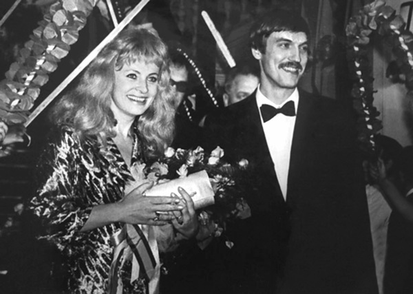 Иллюстрация к книге — Алла Ларионова и Николай Рыбников. Любовь на Заречной улице [i_033.jpg]