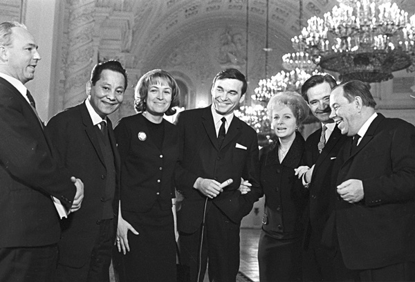 Иллюстрация к книге — Алла Ларионова и Николай Рыбников. Любовь на Заречной улице [i_036.jpg]