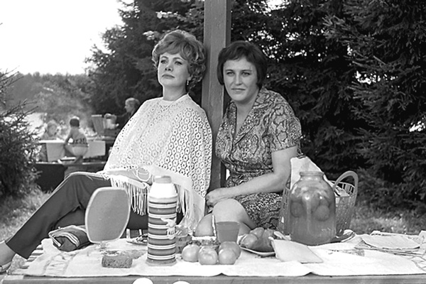 Иллюстрация к книге — Алла Ларионова и Николай Рыбников. Любовь на Заречной улице [i_037.jpg]