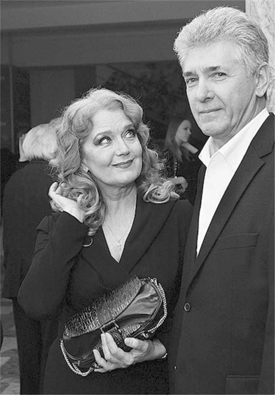 Иллюстрация к книге — Ирина Алферова. Любимая женщина красавца Абдулова [i_042.jpg]