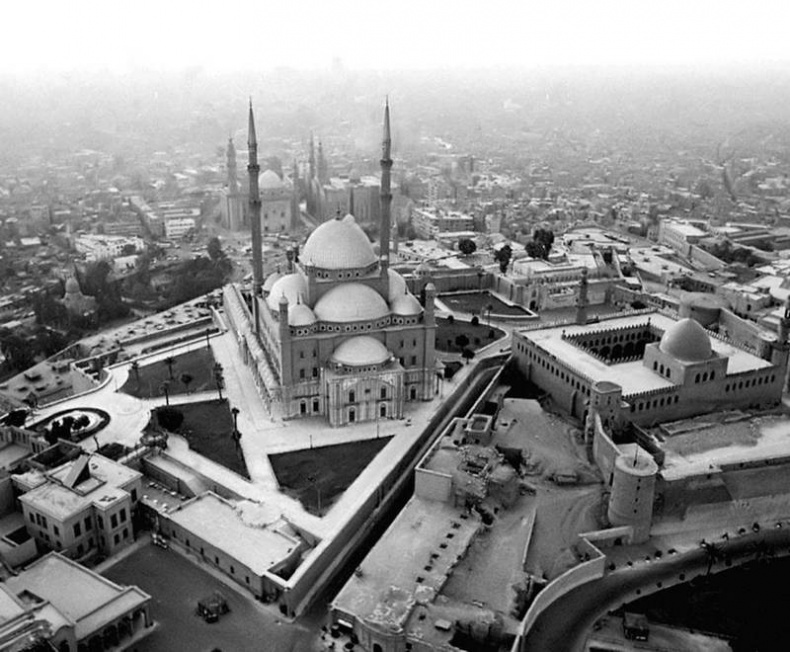 Иллюстрация к книге — Конец Великолепного века, или Загадки последних невольниц Востока [i_028.jpg]