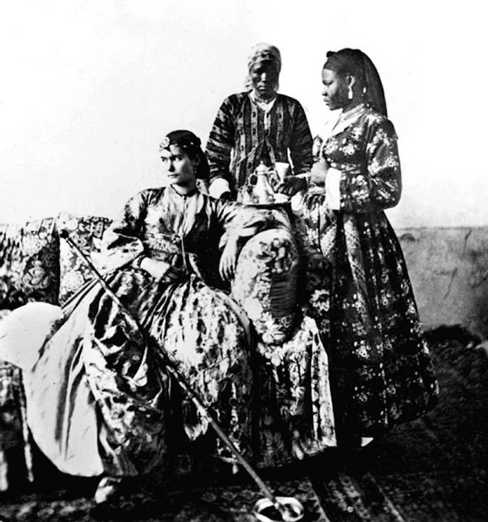 Иллюстрация к книге — Конец Великолепного века, или Загадки последних невольниц Востока [i_039.jpg]