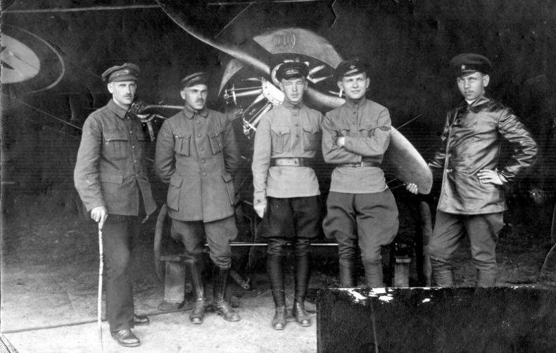 Иллюстрация к книге — Я буду летать! Первая русская женщина-летчица Зинаида Кокорина [i_011.jpg]