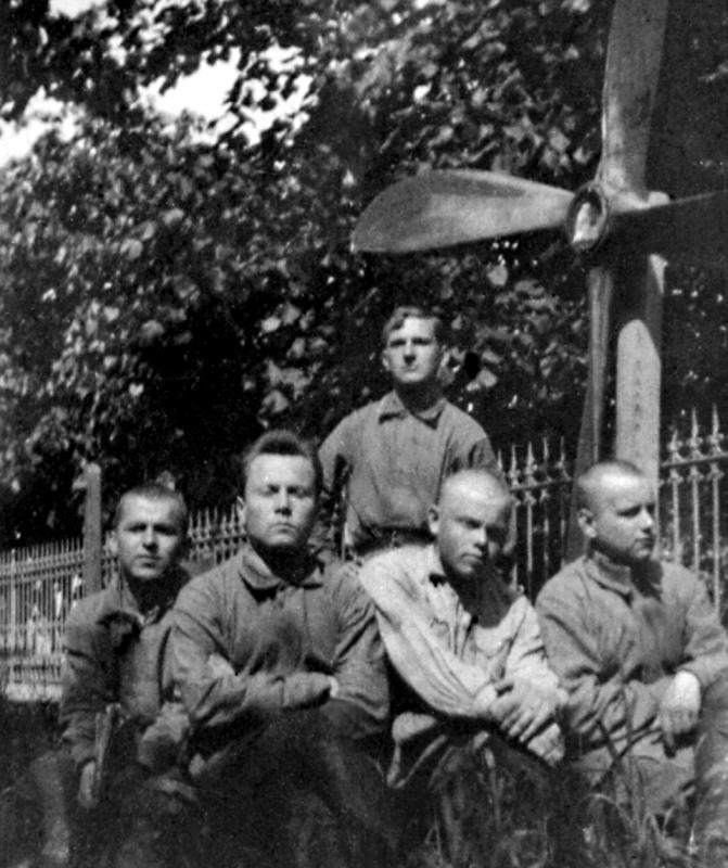 Иллюстрация к книге — Я буду летать! Первая русская женщина-летчица Зинаида Кокорина [i_027.jpg]