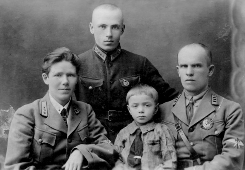 Иллюстрация к книге — Я буду летать! Первая русская женщина-летчица Зинаида Кокорина [i_038.jpg]