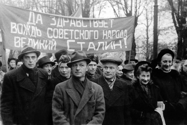 Иллюстрация к книге — Последний поезд в Москву [i_019.jpg]