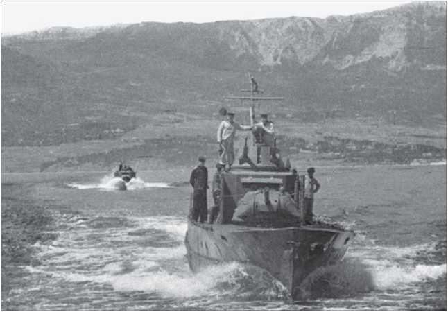 Иллюстрация к книге — Бронекатера Сталина. &quot;Речные танки&quot; Великой Отечественной [i_044.jpg]