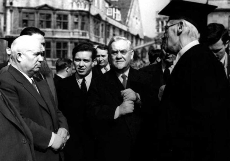 Иллюстрация к книге — Шпионаж и политика. Тайная хрестоматия [i_063.jpg]