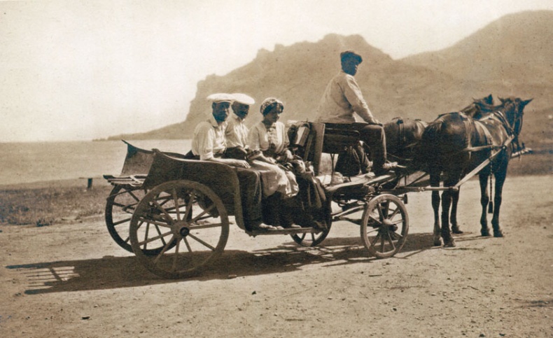 Иллюстрация к книге — Цвет винограда. Юлия Оболенская, Константин Кандауров [i_015.jpg]