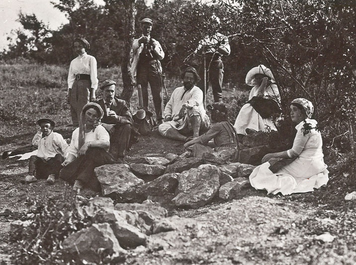 Иллюстрация к книге — Цвет винограда. Юлия Оболенская, Константин Кандауров [i_019.jpg]