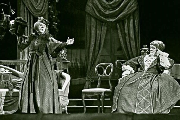 Иллюстрация к книге — Моя сестра Фаина Раневская. Жизнь, рассказанная ею самой [_004.jpg]