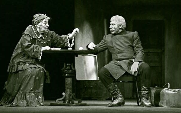 Иллюстрация к книге — Раневская в домашних тапочках. Самый близкий человек вспоминает [i_016.jpg]