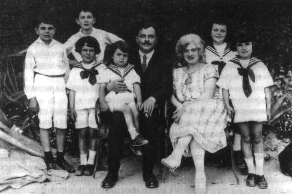 Иллюстрация к книге — Ромен Гари, хамелеон [i_015.jpg]