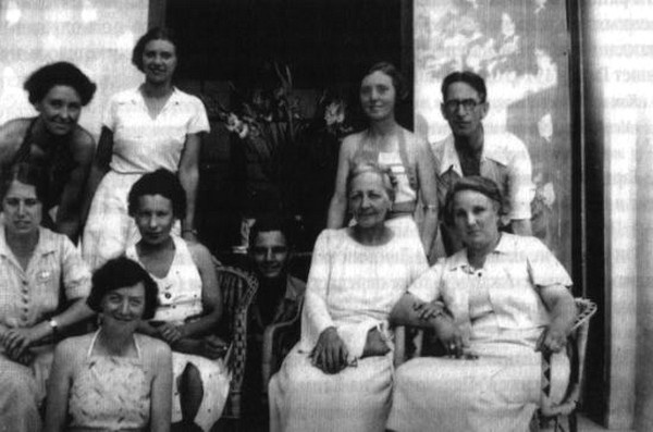 Иллюстрация к книге — Ромен Гари, хамелеон [i_016.jpg]