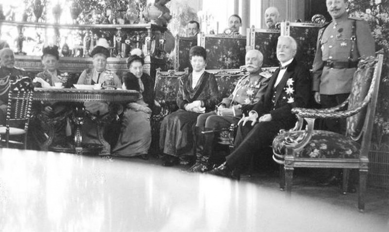 Иллюстрация к книге — Петербург - 1914 - Петроград. Хронологическая мозаика столичной жизни [i_027.jpg]