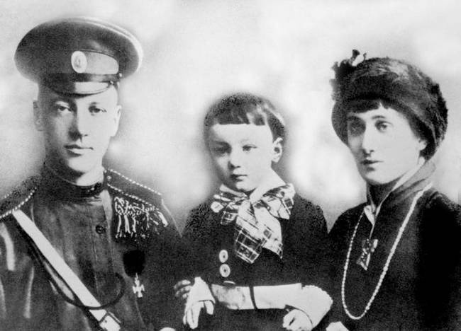 Иллюстрация к книге — Петербург - 1914 - Петроград. Хронологическая мозаика столичной жизни [i_034.jpg]