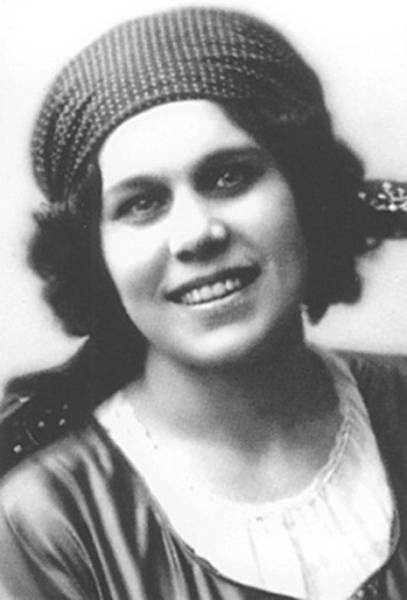 Иллюстрация к книге — Петербург - 1914 - Петроград. Хронологическая мозаика столичной жизни [i_037.jpg]