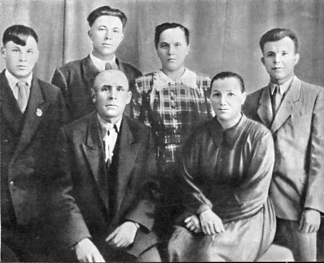 Иллюстрация к книге — Юрий Гагарин. Человек-легенда [i_034.jpg]