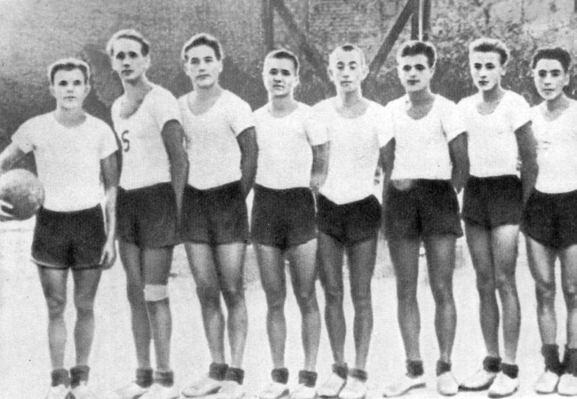 Иллюстрация к книге — Юрий Гагарин. Человек-легенда [i_039.jpg]